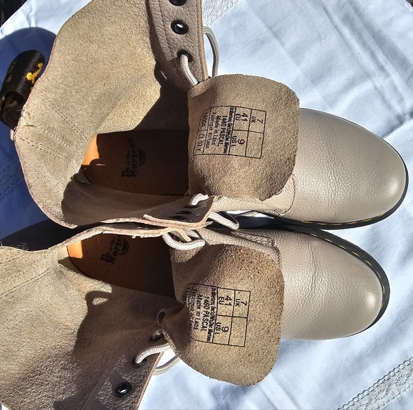 Authentic Dr. Martens 1460 Pascal Virginia Leather Boots – Parchment Beige - Picture 6 of 16